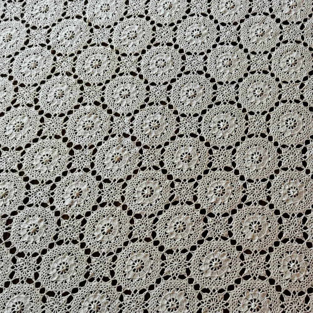 RECTANGLE~ANTIQUE WHITE~HAND CROCHETED TABLECLOTH~GOOD~VINTAGE CONDITION~MBRNS